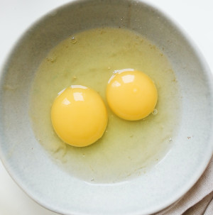 Deux oeufs dans un bol
